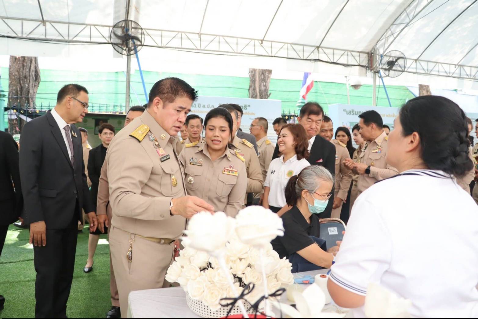 title - รัฐมนตรีว่าการกระทรวงเกษตรและสหกรณ์ พร้อมด้วยคณะผู้บริหาร ส.ป.ก. เข้าเยี่ยมชมโซนกิจกรรมฝึกอาชีพ Workshop งานศิลปหัตถกรรม (ศพส.) กิจกรรมจัดขึ้นภายใต้งาน วันคล้ายวันสถาปนาครบรอบ 51 ปี ส.ป.ก. ณ สำนักงานการปฏิรูปที่ดินเพื่อเกษตรกรรม